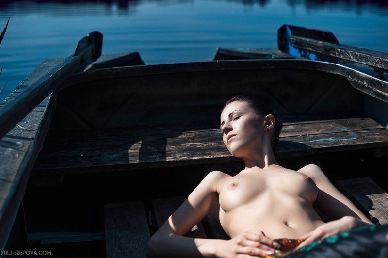 Девушка и лодка фото превью