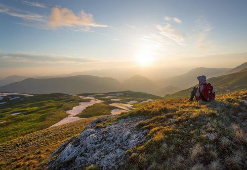Сидя на красивом холме