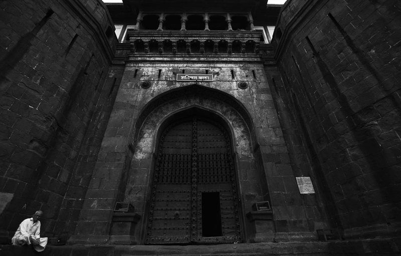 B & w, India wait outside фото превью