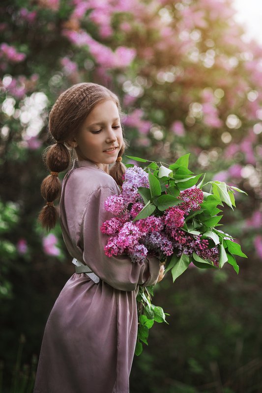сад, сирень, цветы, цветение, букет, аромат, сиреневый, девочка, портрет, милая, солнце, свет, весна Сиреневый сад. фото превью