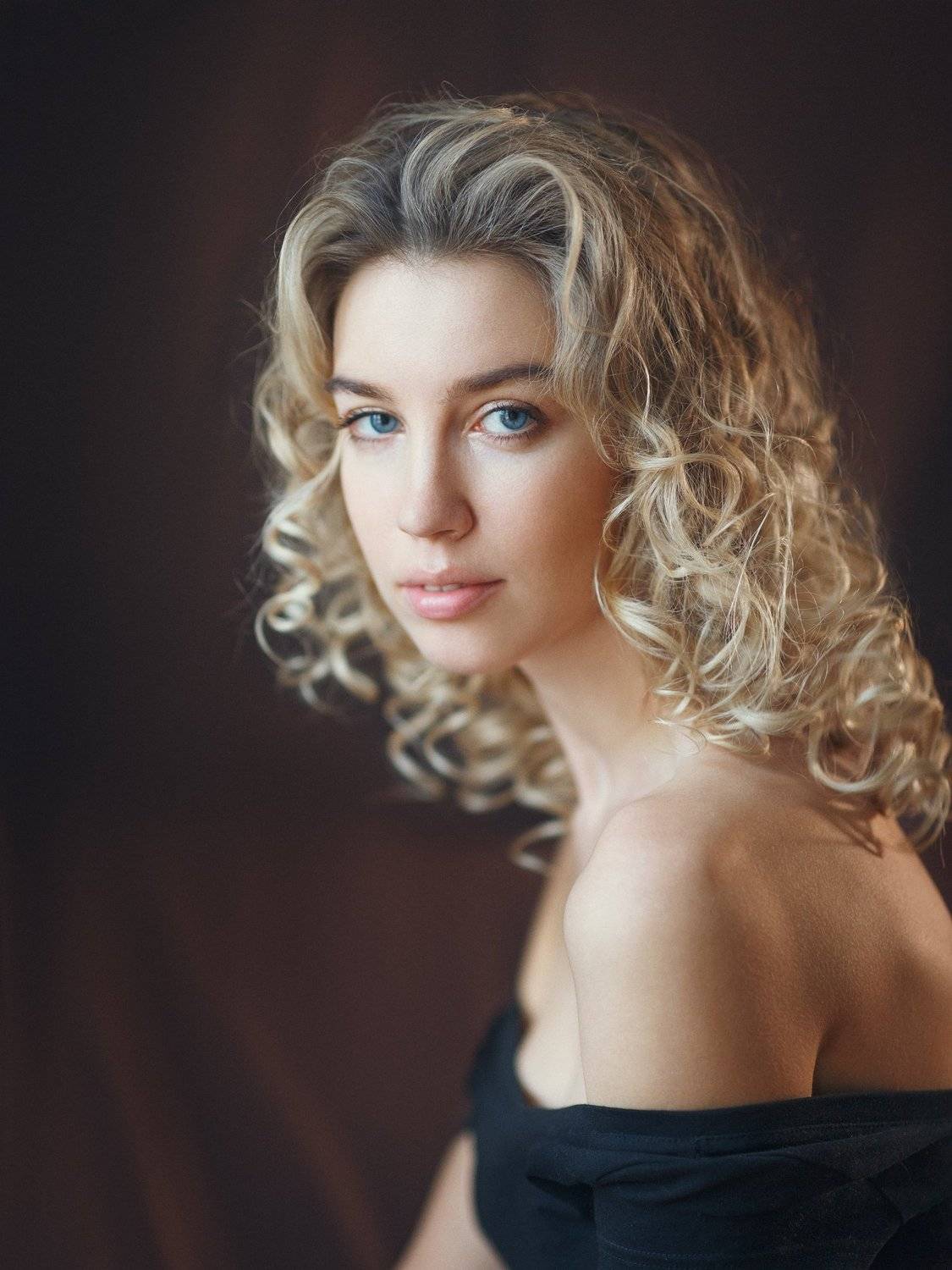 фарфоровая кожа, кудрявая блондинка, голубые глаза, взгляд, Оксана Ведмеденко