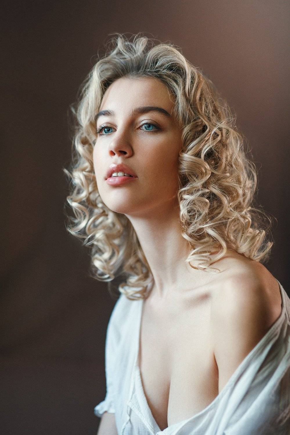 кудрявая , блондинка, студия, дневной свет, ожидание, красивая девушка, голубые глаза., Оксана Ведмеденко