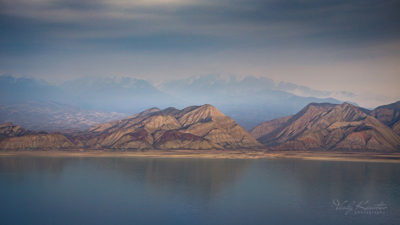 кыргызстан, тянь-шань, токтогульское водохранилище утро туманное... утро цветное фото превью
