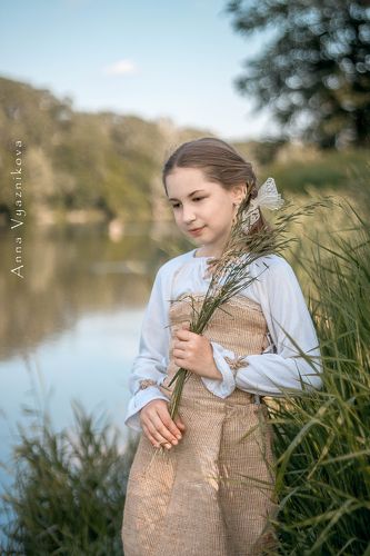 У реки