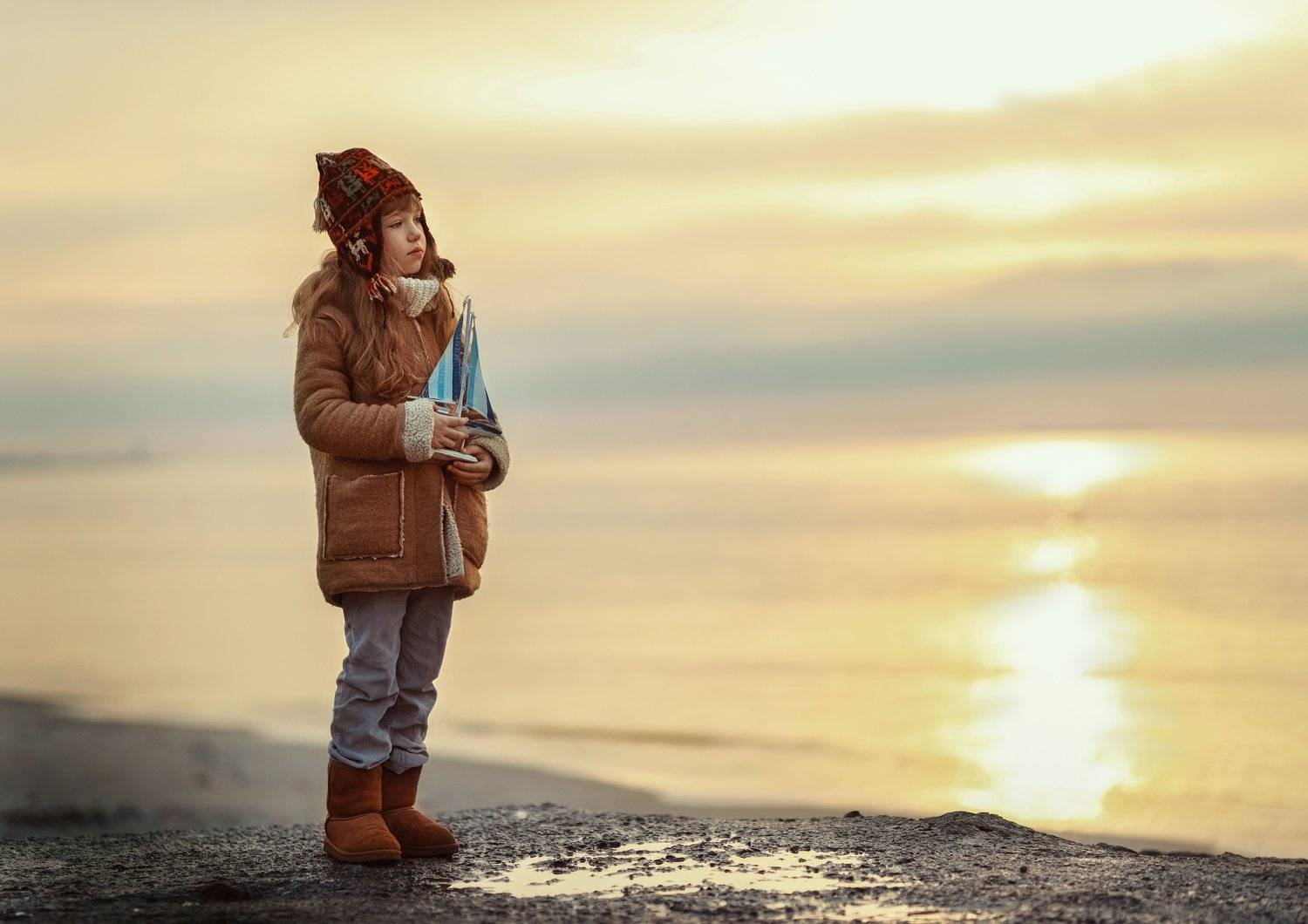 море вечер зима побережье девочка детство теплая одежда грусть кораблик игрушка штиль, Марина Еленчук