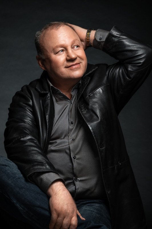 мужской портрет, мужчина, куртка, студия, улыбка, импульсный свет, движение, портретная тарелка, портрет Сергей фото превью