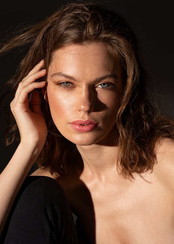 женский портрет, шикарная, красотка. девушка, фэшн, pretty woman, fashion, adult, lips, portrait, girl, attractive, pretty, model, hair, beautiful, natural, female, smile, beauty, studio, lady, elegance, glamour, curly, elegant,  фото превью