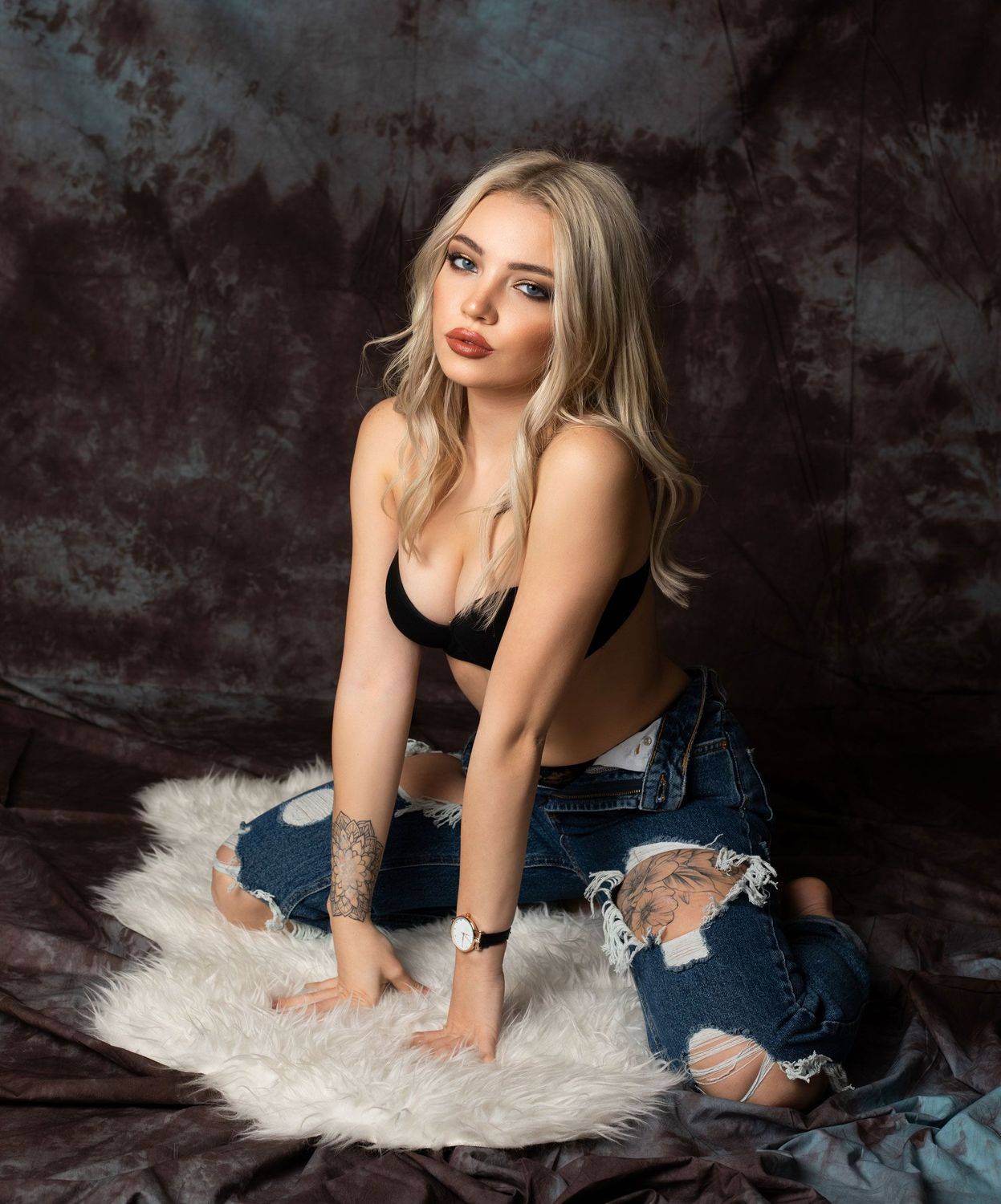 beautiful woman,  portrait,  looking at camera,  one person , people , one young, adult only,  young adult , adult , young woman , one adult only , woman,  female , one woman, only,  one young woman only,  indoors , beauty,  sensuality , lifestyles,  leis, Salih G&Ouml;KDUMAN