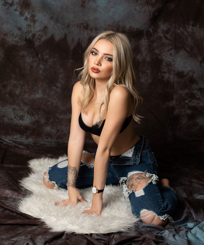 beautiful woman,  portrait,  looking at camera,  one person , people , one young, adult only,  young adult , adult , young woman , one adult only , woman,  female , one woman, only,  one young woman only,  indoors , beauty,  sensuality , lifestyles,  leis Portrait фото превью