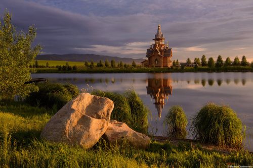 Храм у озера