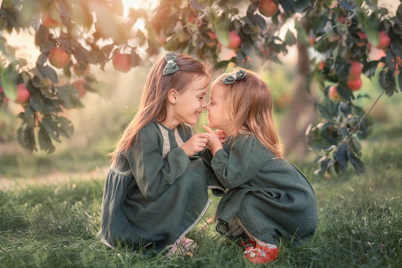 Под яблонькой фото превью