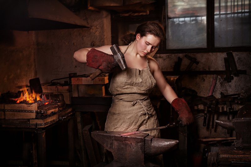 кузнец, девушка, горн, огонь, железо, кузница Кузнец фото превью