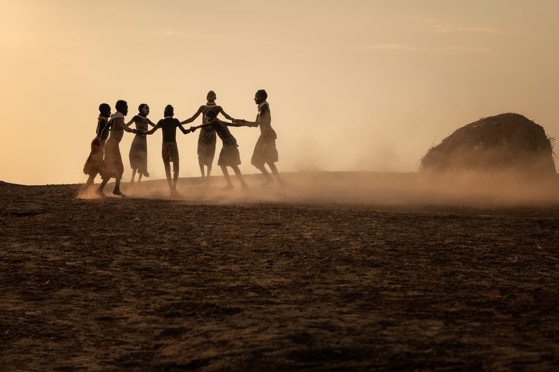 village, ethiopia circle round at sun down фото превью