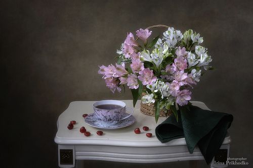 С чашкой чая и нежными перуанскими лилиями
