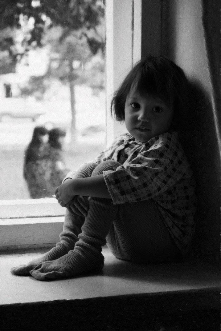 дети,портрет,девочка,черно-белая фотография,жанр,окно,позитив, savirishka