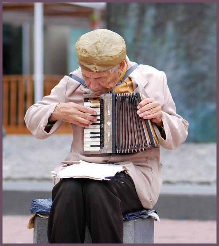 дедушка, гармошка, арбат, прохожие А я играю на гармошке... фото превью