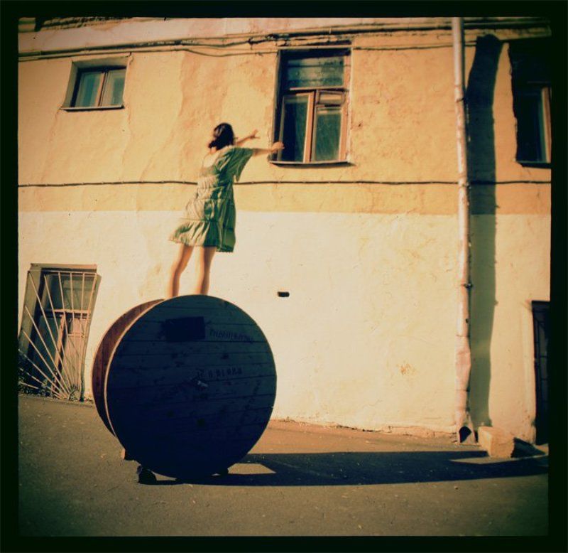 катушка, девушка, окно Стремление к тайному... фото превью