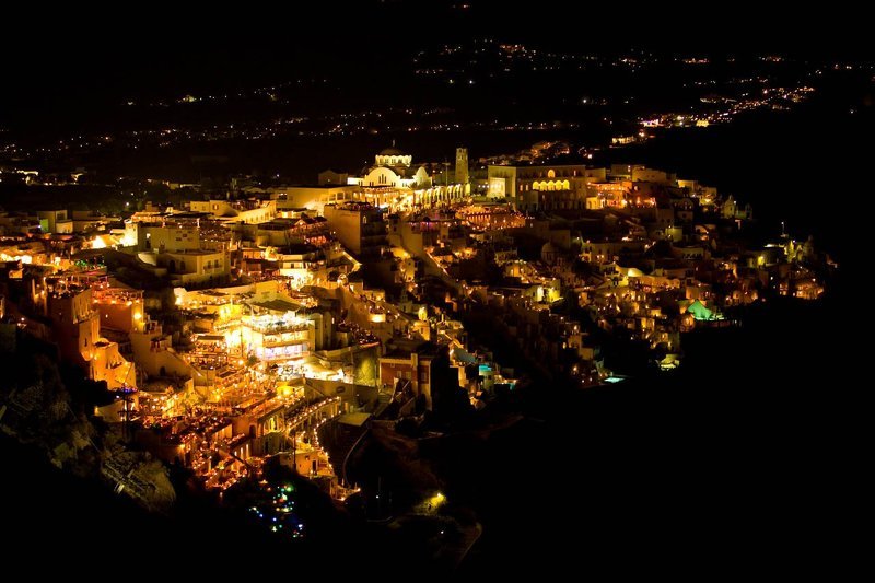 санторини Фира ночью фото превью