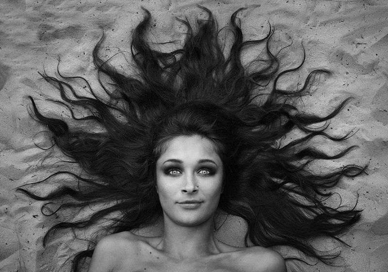 девушка, медуза, медуза-горгона, волосы-змеи, песок, взгляд, гипноз МЕДУЗА-ГОРГОНА ЧБ фото превью