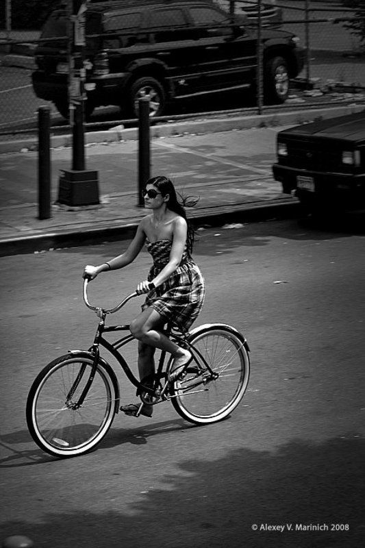 девушка, велосипед, город, улица, прогулка, перекресток, машины, транспорт, настроение, ветер, маринич, алексей, сша, нью-йорк, гринпоинт, чб, ч/б, жанр, репортаж За ветром... фото превью