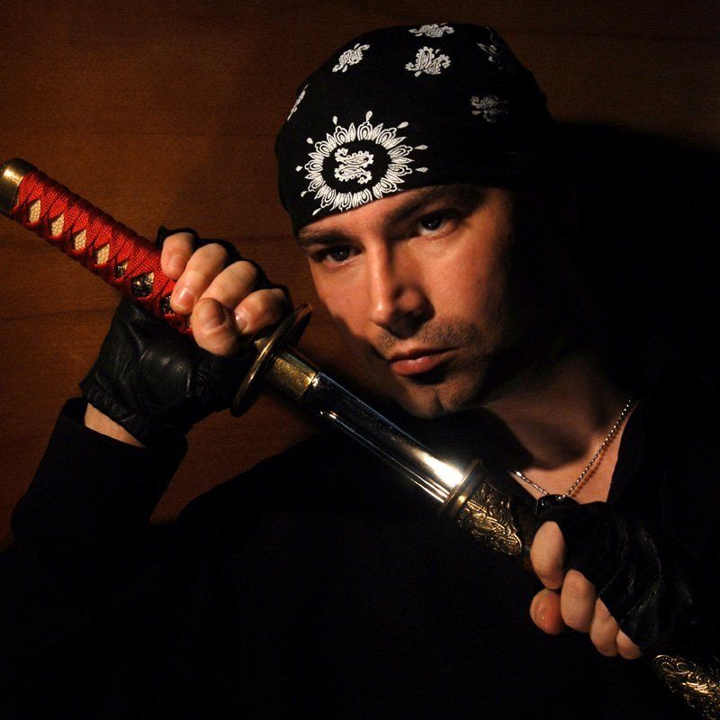 мужчина, меч, бандана, на встречу с опасностью фото превью