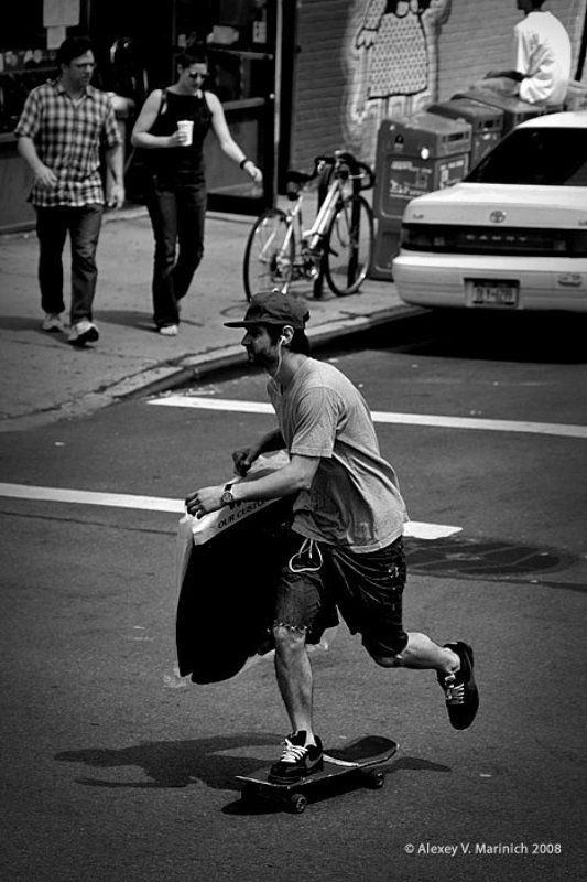 парень, скейт, доставка, костюм, город, улица, прогулка, перекресток, машины, транспорт, настроение, маринич, алексей, сша, нью-йорк, гринпоинт, чб, ч/б, жанр, репортаж Курьерская доставка... фото превью