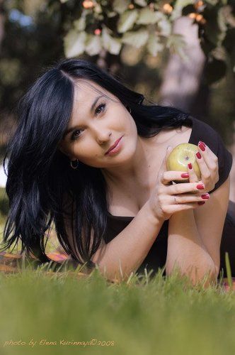 портрет с яблоком в осенних тонах