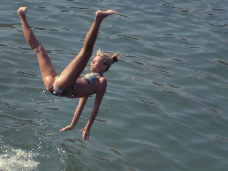 девушка, море, прыжок, полет %) фото превью