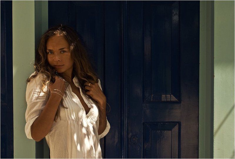 девушка, смущение, дверь, стена [confusion] фото превью