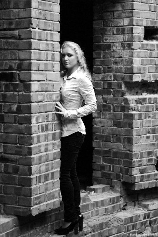 девушка, недостроенное сдание, кирпичи  фото превью