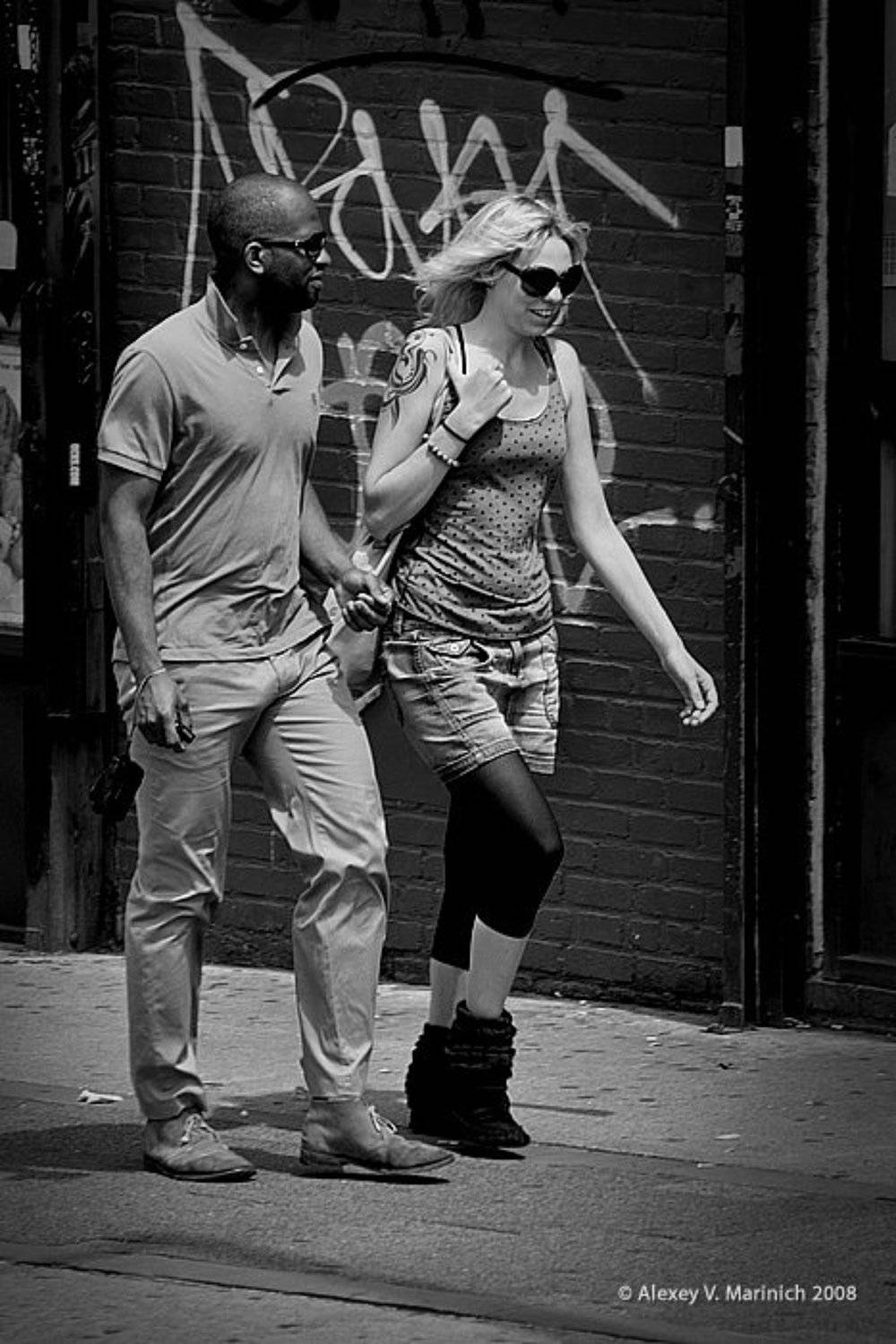 девушка, парень, город, улица, прогулка, перекресток, настроение, маринич, алексей, сша, нью-йорк, гринпоинт, чб, ч/б, жанр, репортаж, Alexey Marinich