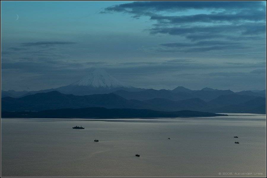 камчатка,море,бухта,горы,вулканы,ночь,месяц, Александр Лицис
