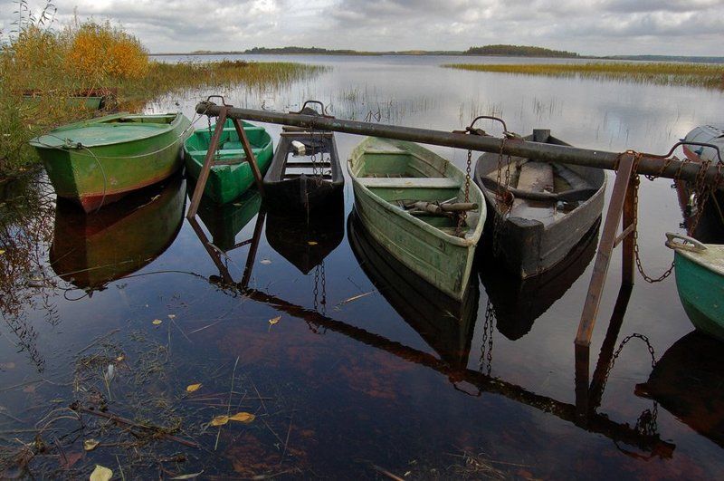 лодки, озеро, вода На привязи фото превью