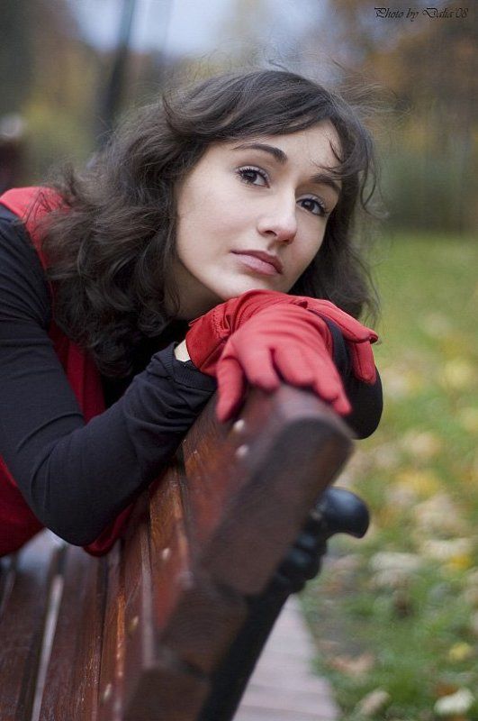 Леди в красном фото превью