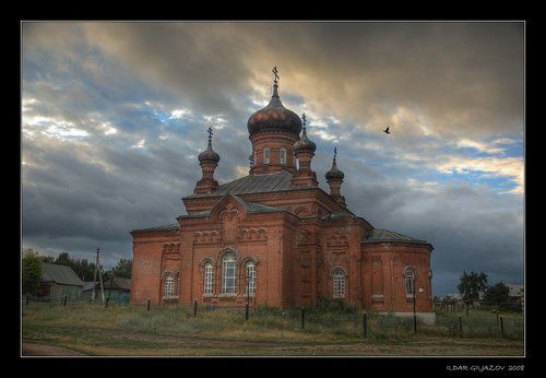 ...возвышается крест...