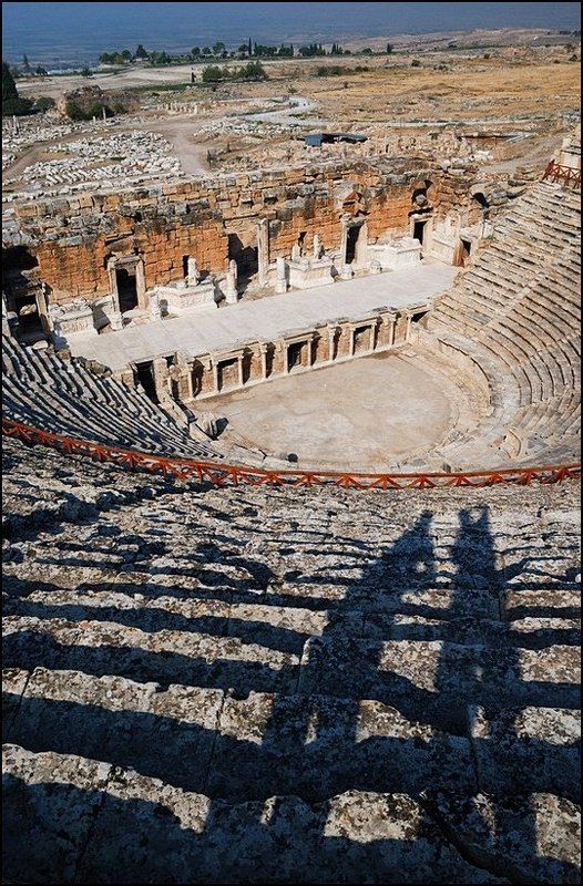 амфитеатр, тень ДВОЕ фото превью