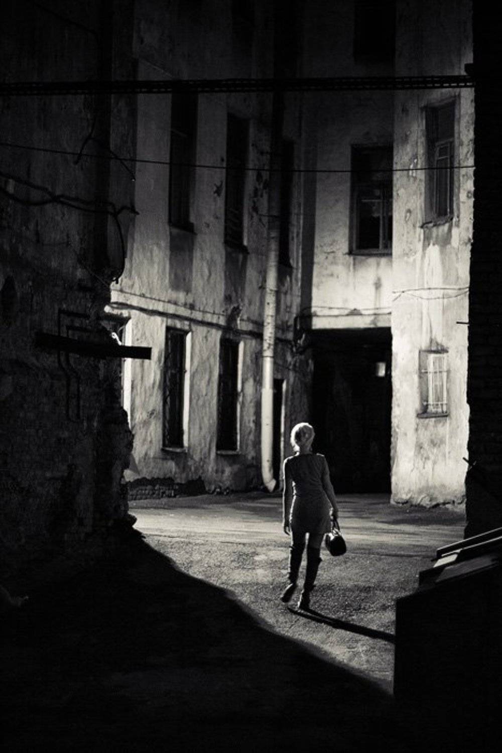 девушка, двор, ночь, фонарь, дом, окно, арка, улица, силуэт, опасность, dyadyavasya, Дмитрий Шамин