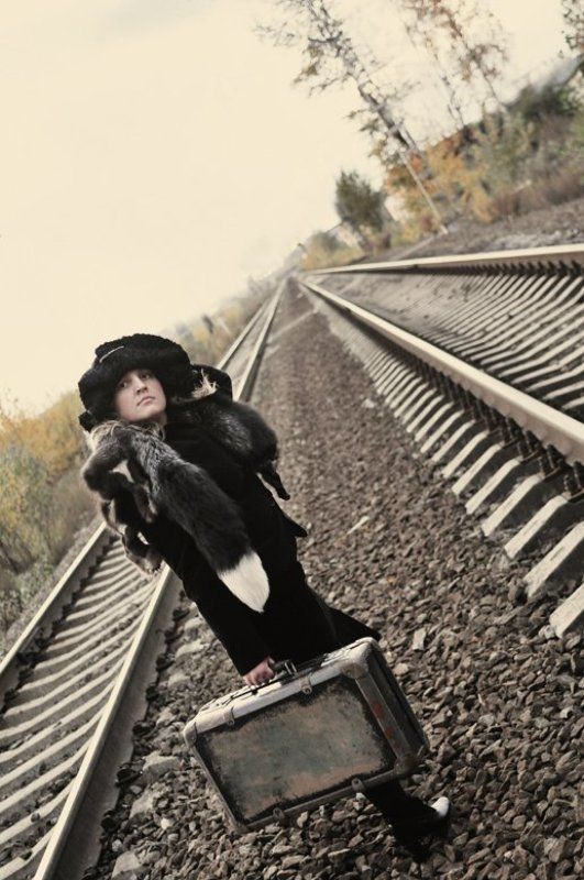 дорога,железка,ретро,девушка,чумадан Ухожу фото превью