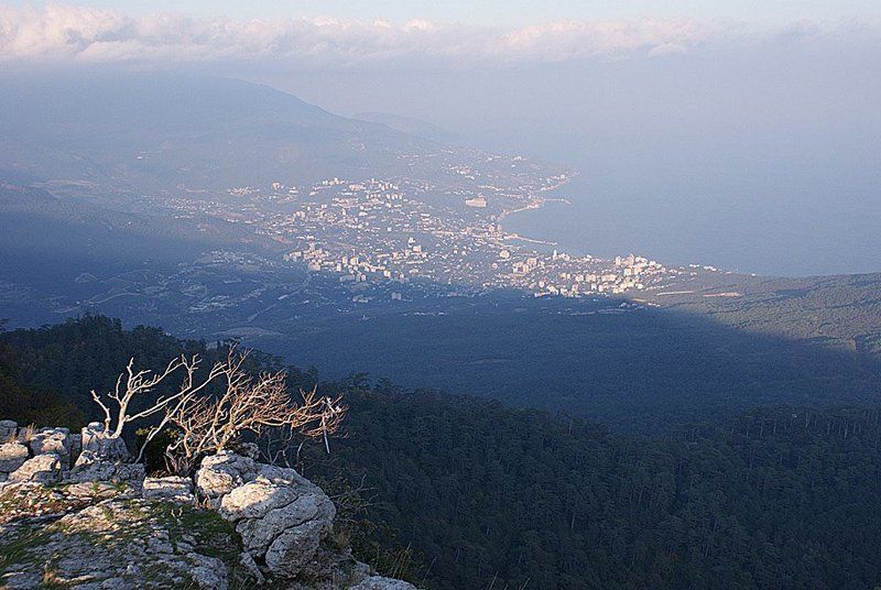 ялта , ай - петри Тень Ай - Петри , наползающая на Ялту фото превью