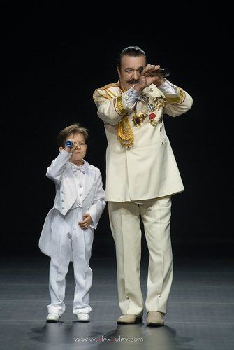 Дед , ты не на ту девченку смотришь!