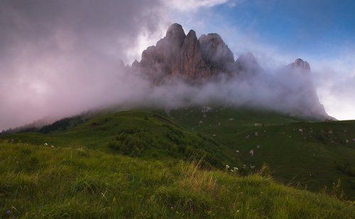 Укрывали горы на ночь облака