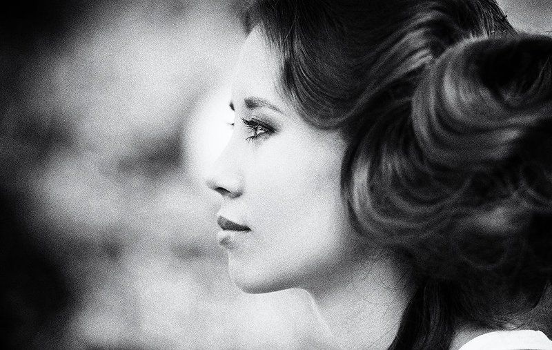 Портрет девушки с мечтательным взглядом. фото превью