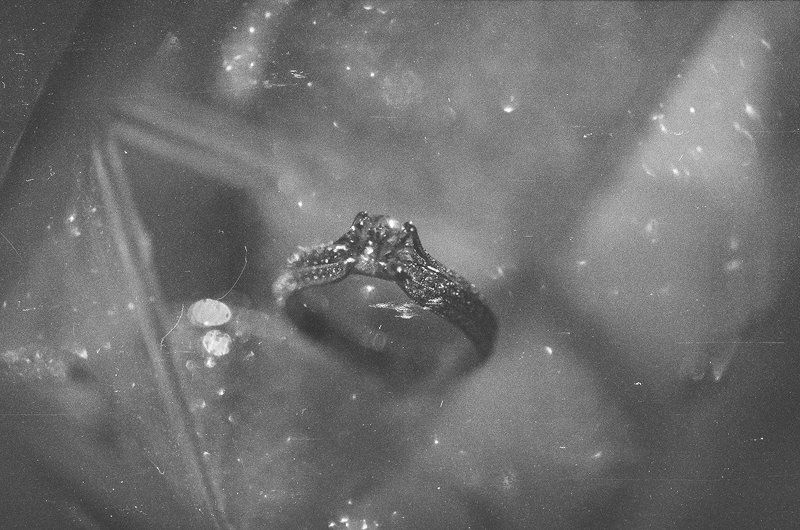 Кольцо с бриллиантом фото превью