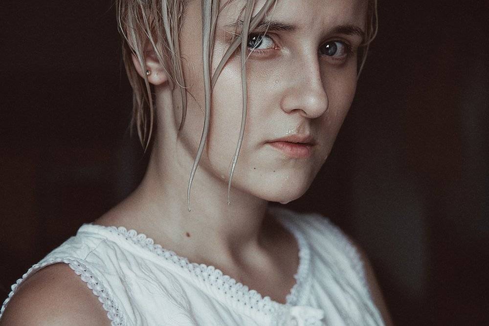 Дождь портрет в воде, Естественный свет свет от окна, Мокрое лицо, Мокрые волосы, Маховицкая Кристина