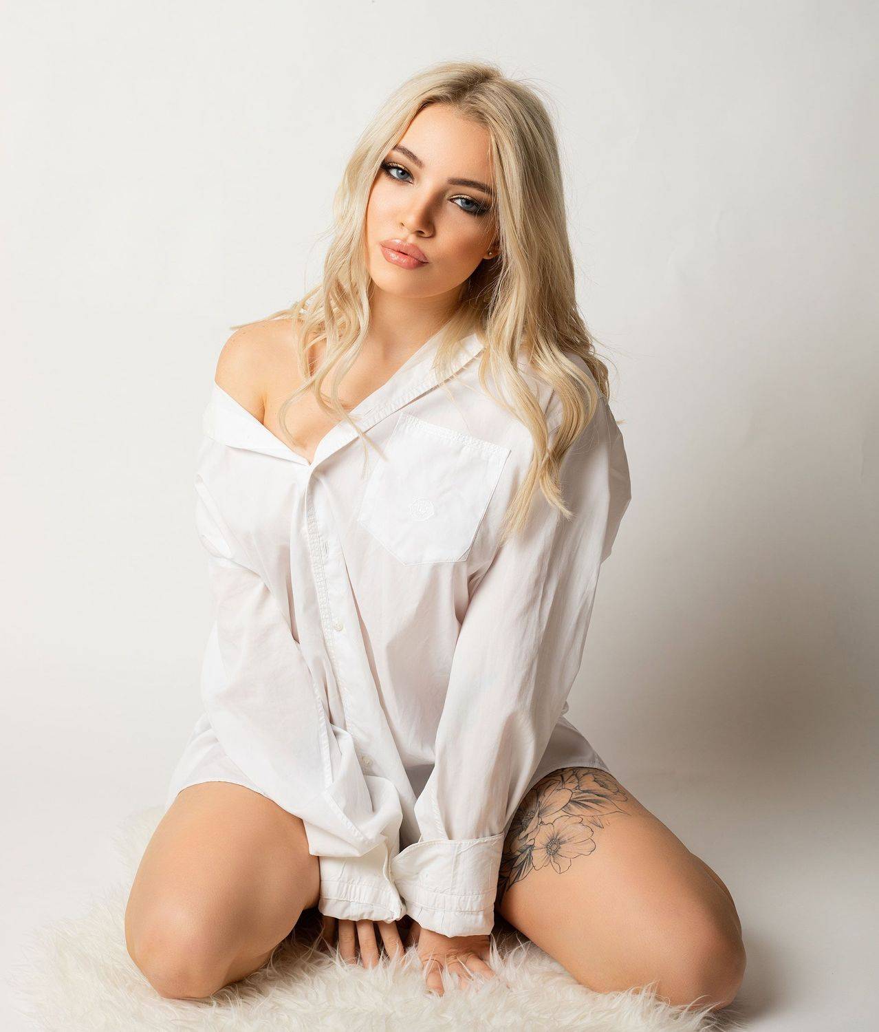 beautiful woman,  portrait,  looking at camera,  one person , people , one young, adult only,  young adult , adult , young woman , one adult only , woman,  female , one woman, only,  one young woman only,  indoors , beauty,  sensuality , lifestyles,  leis, Salih G&Ouml;KDUMAN