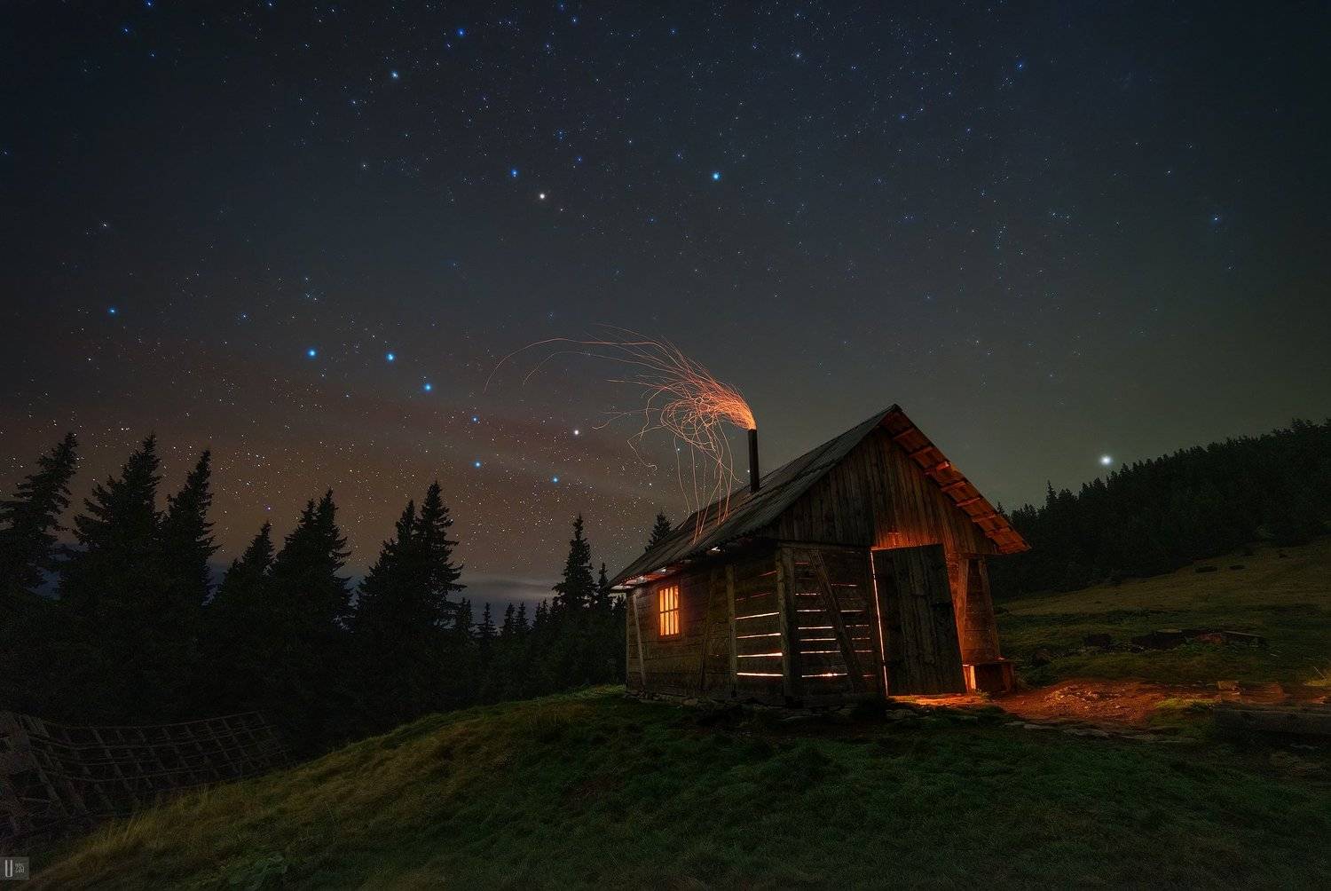 uranus235, nightphotoua, пейзаж, ночной пейзаж, ночь, небо, звезды, млечный путь, созвездия, метеоры, большая медведица, малая медведица, полярная звезда, горы, карпаты, черногора, украина, облака, дымка, полонина, колыба, дом, хата, печка, огонь, искры,, U-235