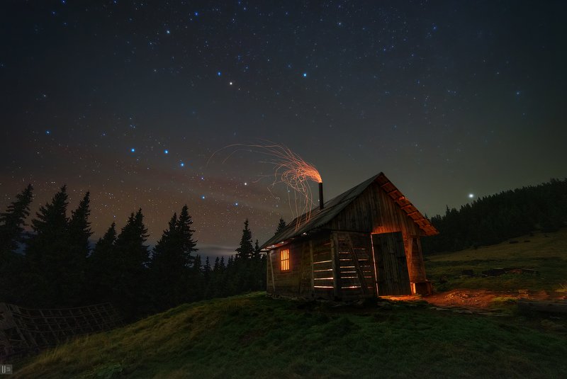 uranus235, nightphotoua, пейзаж, ночной пейзаж, ночь, небо, звезды, млечный путь, созвездия, метеоры, большая медведица, малая медведица, полярная звезда, горы, карпаты, черногора, украина, облака, дымка, полонина, колыба, дом, хата, печка, огонь, искры, Колыба и медведи фото превью