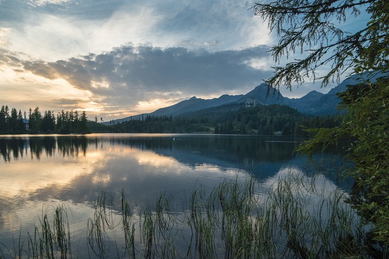 словакия, горы, закат, татры, штребське плесо, озеро, деревья, пейзаж, облака На закате фото превью