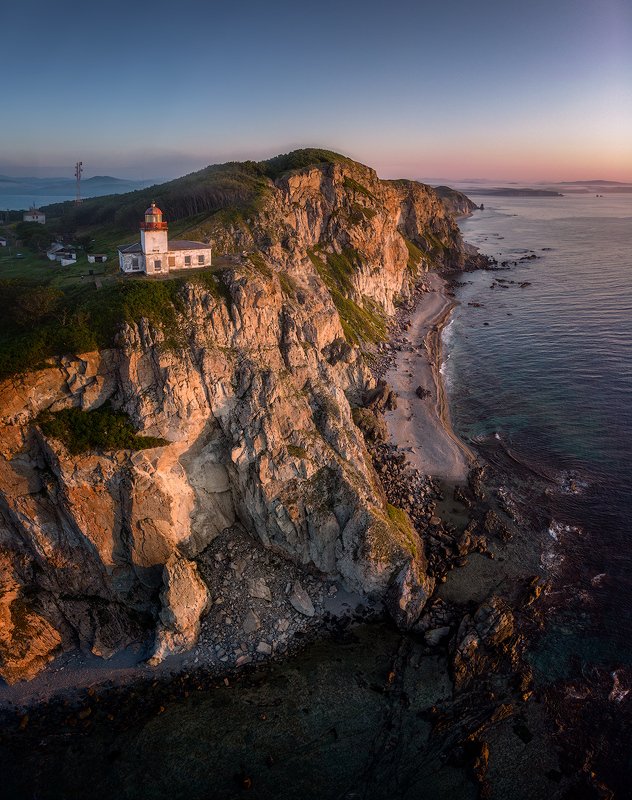 приморский край Маяк на мысе Балюзек фото превью