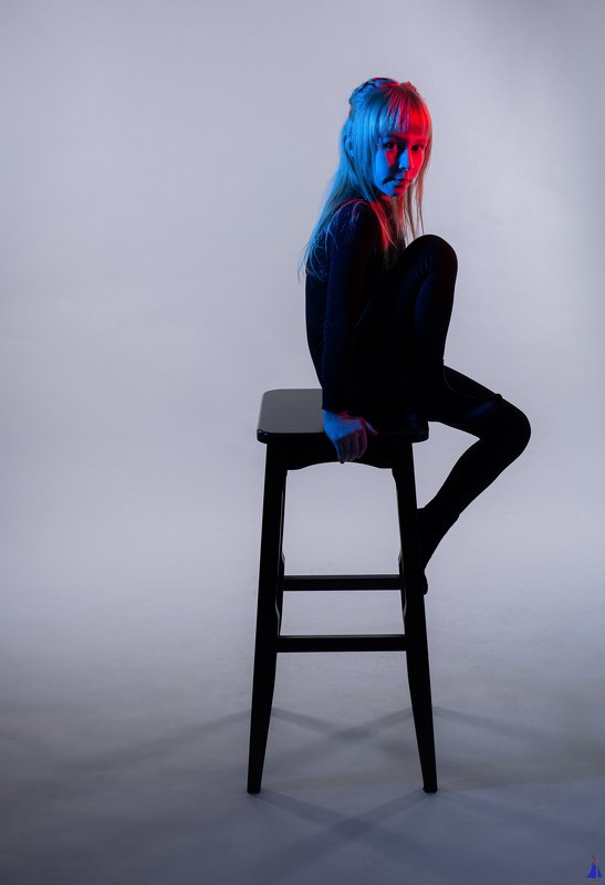 50mm, adorable, art, blue, canon, creatively, eos, family, geometry, girls, gradient, great, ivansamodurov, love, mom and daughter, on the background, photo, red, stars, studio, иван самодуров, студия, мама и дочка, красный, синий, девочки Девочка на стуле фото превью